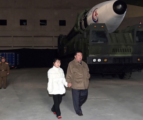 김정은은 11월 18일 자신의 딸과 함께 북한의 신형 ICBM 화성 17형을 발사를 참관했다. 조/ 선중앙통신 연합