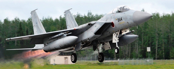 이륙하는 일본 항공자위대 F15-J 전투기. 총 200대 중 70여대를 최신 전자장비로 업그레이드 한다 /. 항공자위대