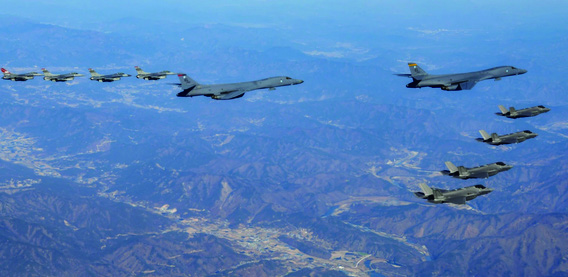 미 공군 B-1B 랜서와 전략폭격기와 한국 공군 F-35A 전투기, 미 공군 F-16 전투기가 한반도 상공에서 연합공중훈련을 진행하고 있다. / 합동참모본부