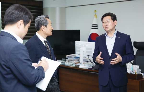 이상일 용인특례시장이 정해훈 미래한국 사장(가운데)과 대담하고 있다.