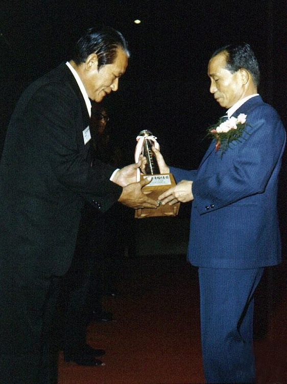 수출의날 기념식에서 트로피를 수여하는 박정희대통령(1973)
