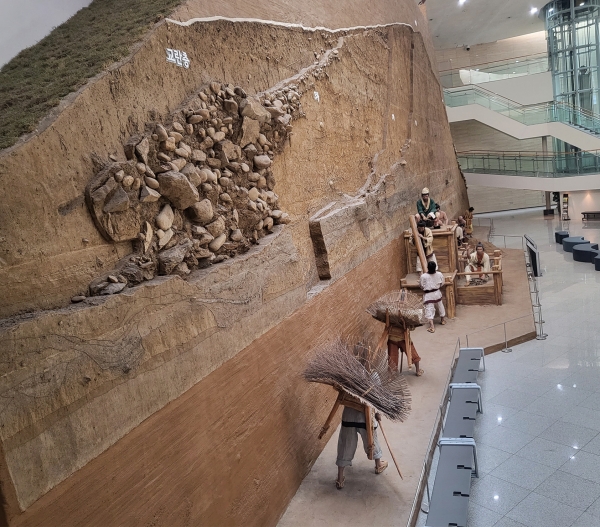 한성백제박물관 벽면에 재연해 놓은 풍납토성 단면