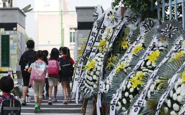 서울 서초구 한 초등학교 교사가 지난 7월 18일 학교 안에서 극단적 선택을 해 숨지는 일이 발생했다. 이 학교 앞에 추모 화환들이 가득 놓여 있다.