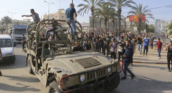 하마스 무장세력에게 점령된 가자지구 인근 이스라엘 군기지에서 탈취한 이스라엘 군용 차량 위에 올라탄 팔레스타인 주민들. / 연합