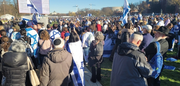 11월 14일(현지시간) 미국 수도 워싱턴 DC의 내셔널몰에서 유대인들을 중심으로 한 수만 명 이상의 이스라엘 지지자들이 참가한 가운데 하마스에 의해 억류된 인질의 석방 등을 촉구하는 대규모 집회가 열렸다. / 연합
