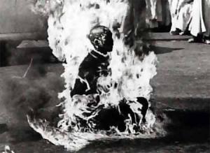 베트남을 파멸로 몰고간 승려 틱쾅둑(釋廣德) 분신 사건(1963년 6월 11일)