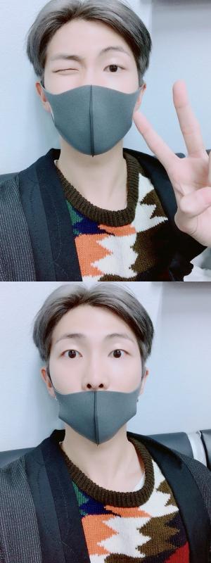 [아이돌정보] 방탄소년단 RM, 그레이 마스크 패션+윙크 조합... '멋짐' 폭발