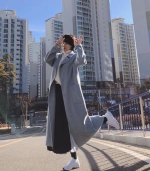 '붉은 달 푸른 해' 김선아, 나이 무색하게 하는 '그레이 코트+화이트 운동화 패션' 돋보여