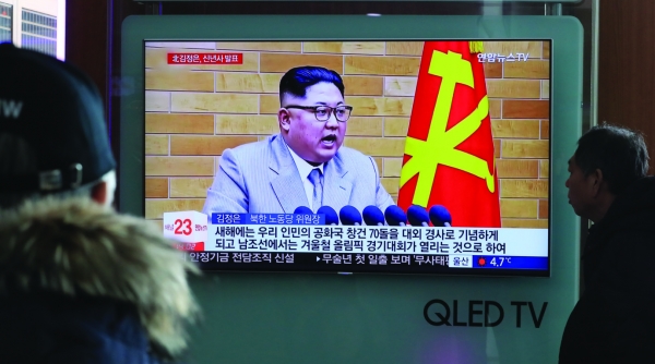 지난 1월 1일 서울역에서 시민들이 북한 김정은의 신년사 연설 관련 뉴스를 지켜보고 있다./ 연합