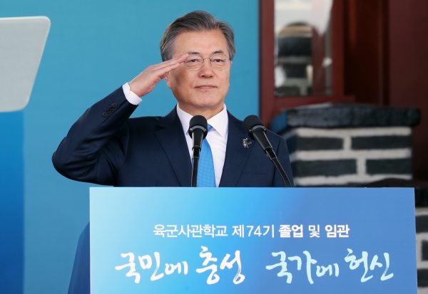 문재인 대통령이 6일 오후 서울 태릉 육군사관학교에서 열린 제74기 육사 졸업 및 임관식에 참석, 거수경례하고 있다. / 연합