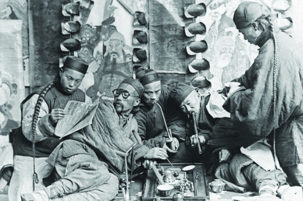 19세기 청제국은 깊어가는 모순으로 아편이 성행했다. 사진은 광동지역의 아편을 피우고 있는 중국인들.