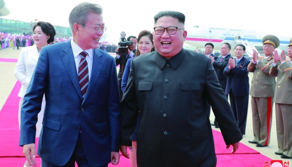 북한은 지구촌에서 가장 잔혹한 독재국가입니다. (본문중) 사진은 9월 18일 평양국제공항에서의 문재인 대통령과 김정은 / 연합