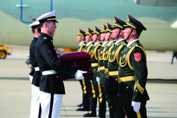 미국(트럼프)은 중국 문제를 포함한 동아시아 지역안보 문제에 대한 한국의입장을 확인하고 싶어 한다. 사진은 2016년 중국군유해 송환식.