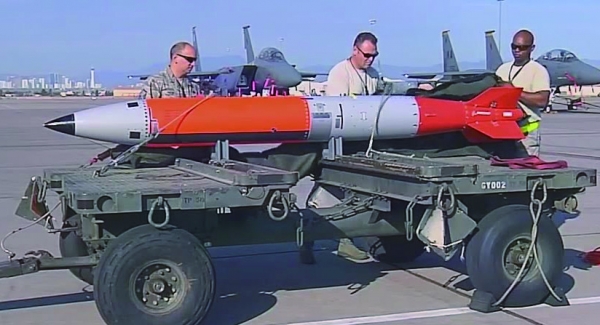 F15전투기에 장착 가능한 미군의 스마트 전술핵 폭탄  B-61 MOD12