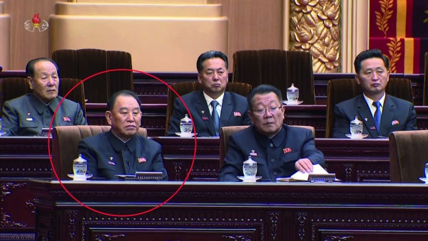 하노이 회담 실패에도 불구하고 김영철은 건재함을 과시했다. 북한 최고인민회의 제14기 제1차회의가 지난 11일 만수대의사당에서 열린 가운데 김영철 노동당 부위원장(원안)이 주석단에 앉아 있다.