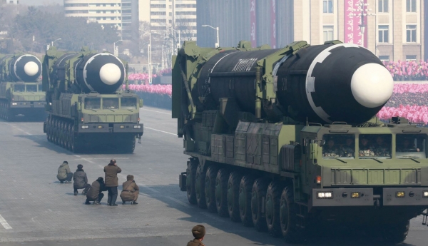 북한은 핵탄두 장착 가능한 화성-15형 ICBM을 이미 실전 배치했다.