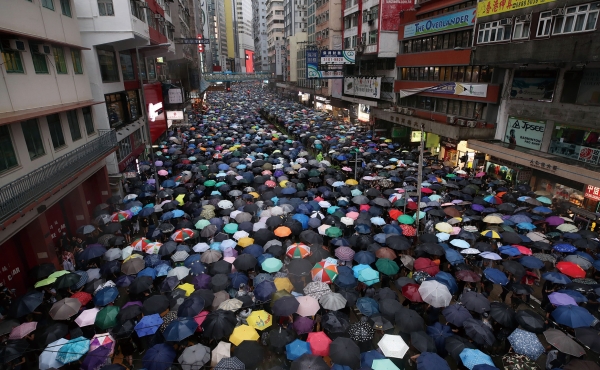 폭우 속에서도 홍콩시민들은 ‘범죄인 인도 법안’(송환법)에 반대하고 중국의 무력진압 움직임을 규탄하는 집회를 열었다./ 연합