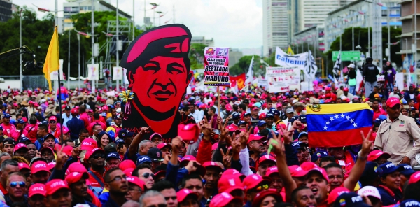 베네수엘라 경제가 파탄이 났어도 광적인 차베스, 마두로 지지자들은 여전히 광장에서 선동 집회를 하고 있다.