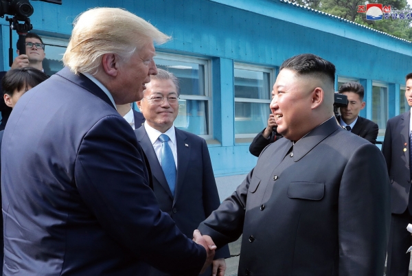 트럼프 대통령은 북한과는 거래를 할 수 없고 북한은 협상도 지키지 않는다는 것을 알아야 한다. 사진은 지난 6월 30일 판문점에서 만난 트럼프 대통령과 김정은.