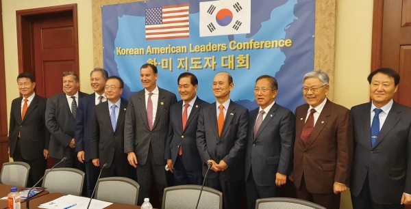 11월 12일 워싱턴의 미 의회 방문자센터(Visitors’Center)에 열린 한미 지도자회의(Korea-U.S.Leaders Conference) 참석자들. / KAPAC·대한민국수호예비역장성단