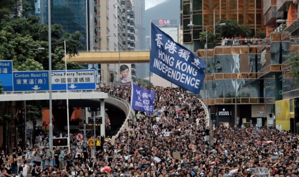‘반인도조례’ 개정안에 반대하는 홍콩 시민 시위는 이제 반중국 홍콩독립시위로 이어지는 형국이다.