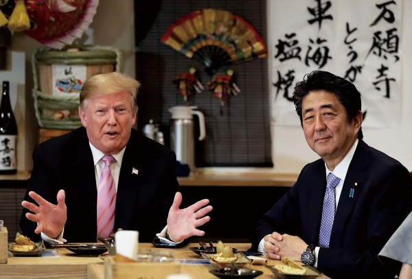 일본을 방문한 트럼프 대통령과 일본식 술집에서 담소하고 있는 아베 총리