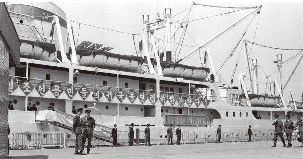1971년 5월 일본 니가타 항에 정박한 북송선을 경비하고 있는 일본 경찰.