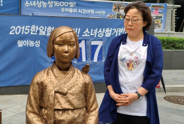 서울 종로 주한 일본대사관 앞에 설치된 소녀상. 오세라비 작가가 소녀상을 바라보고 있다.