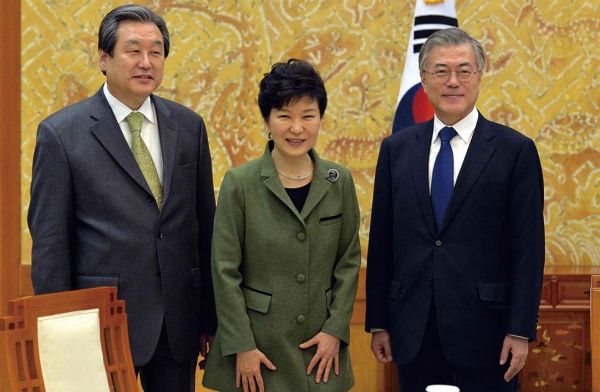 탄핵 전인 2015년 3월 청와대에서 박근혜 전 대통령과 회동한 당시 김무성 새누리당 대표, 문재인 새천년민주당 대표