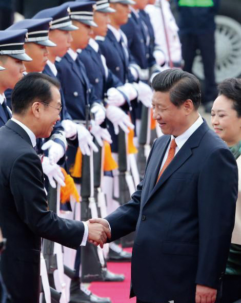 2014년 7월 3일 국빈 방문한 시진핑 중국 국가주석과 악수하는 권영세 당시주중대사.