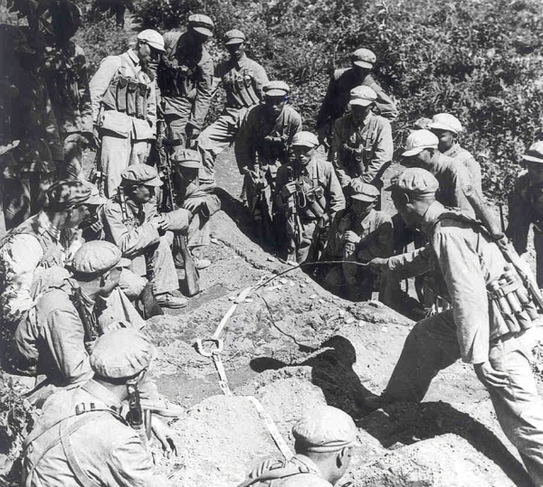 전술 토의하고 있는 중공군. 마오쪄둥은 1951년 10월 8일 평양 주재 중국대사를 통해 중공의용군의 참전을 김일성에게 통보했다.