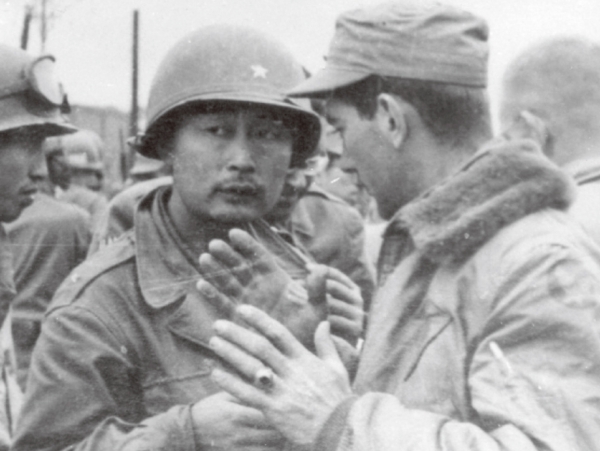 1950년 10월 평양 동쪽에서 작전을 지휘하고 있는 백선엽 장군. 만주군 중위로 해방을 맞은 백선엽은 평양으로 돌아와서 조만식 선생의 비서로 잠시 일하기도 했다.