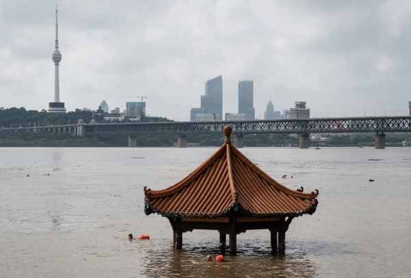 코로나 바이러스에 이어 우한 지방에는 한 달 가까이 폭우가 내리면서 양쯔강이 범람했다.