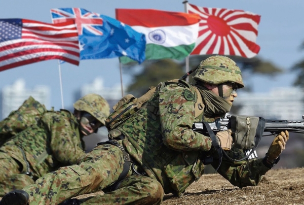 미일 연합훈련에 참가중인 일본 자위대원. 미국의 아시아판 나토 결성에 일본은 핵심위치에 있다.