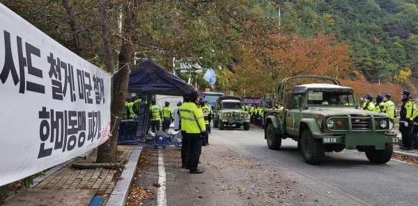 10월 22일 경북 성주군 초전면 소성리 진밭교에 국방부 차량과 중장비가 지나고 있다. 국방부는 이날 성주 사기드지 에 공사 장비를 반입했다./ 연합