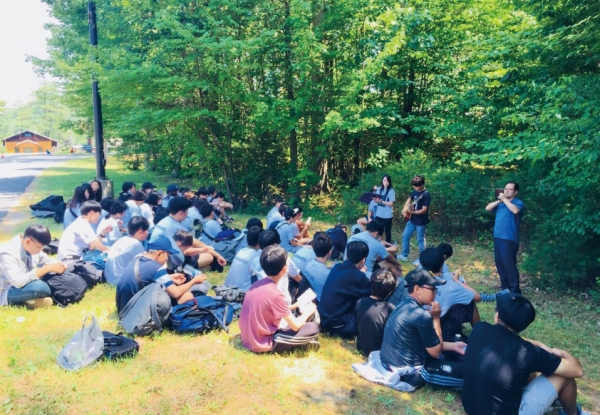 2019년 7월 지구촌국제학교 학생들이 야외예배를 드리는 모습.