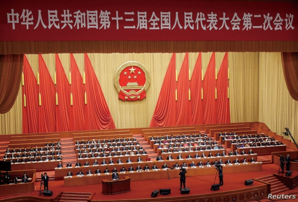 중국 공산당 내부에서는 시진핑 주석과 장쩌민-후진타오 파벌 간의 권력투쟁이 벌어지고 있다.