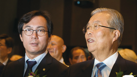 2016년 새누리당 비대위원 시절 당시 더불어민주당 비대위 김종인 대표와 함께 행사에 참석해 대화 중인 김영우 전 의원.