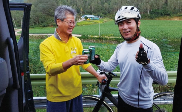 지난 해 서울에서 부산까지 자전거 여행 중, 만난 시민과 함께 활짝 웃고 있는 김영우 전 의원.