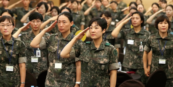 68주년 여군 창설일 기념 '국방여성 리더십 발전 워크샵'에 참석한 여군들이 국기에 대한 경례를 하고 있다./국방부