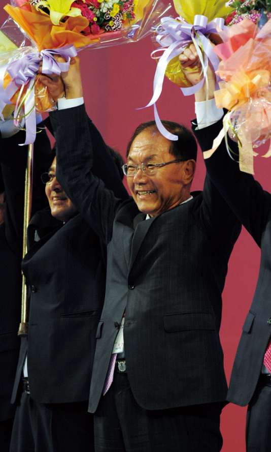 2012년 5월 새누리당 대표로 선출된 황우여 의원. 그는 친박-친이 계파 사이에서 철저한 중립을 지키며 당을 원만하게 이끌어 2012년 대선과 2014년 지방선거를 승리로 이끌었다는 평을 받았다.