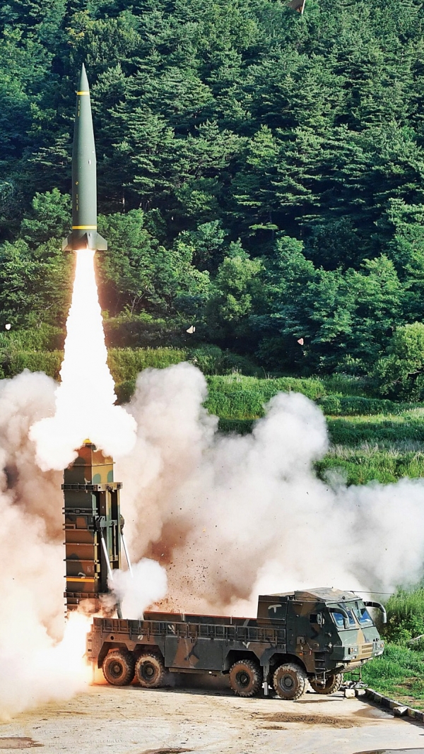 한국군의 전략 지대지 미사일 현무2. 사거리 500KM, 탄두 무게 최대 2톤까지 탑재 가능한 것으로 알려진다.