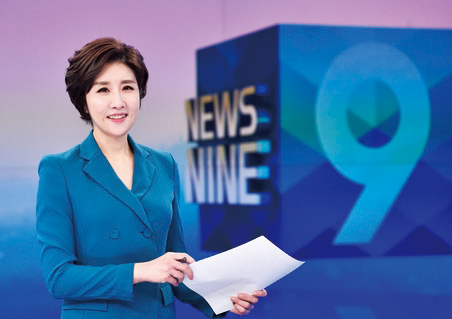 지상파 최초 여성 메인앵커로 2019년 11월 25일부터 KBS 9시 뉴스를 진행하고 있는 이소정 씨.