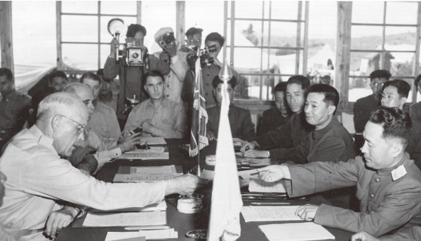 1953년 7월 28일 판문점에서 열린 첫번째 군사정전위원회 회의에서 블랙시어 브라이언 미 육군 소장과 리상조 조선인민군 소장이 신임장을 교환하고 있다./AP 자료사진