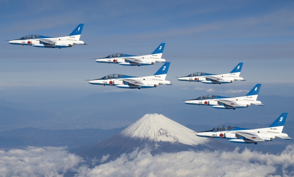 일본 항공자위대의 특수곡예비행팀 '블루 임펄스'가 후지산 상공을 비행하는 모습./일본 항공자위대 페이스북