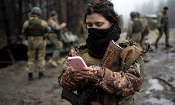 전쟁터에서 휴대폰 보고 있는 우크라이나 여군