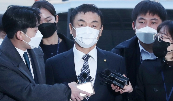 도이치모터스 주가조작·배임 혐의를 받는 권오수 도이치모터스 회장이 2021년 11월 16일 서울중앙지방법원에서 열린 구속 전 피의자 심문에 출석하기 위해 법정으로 향하고 있다. /연합