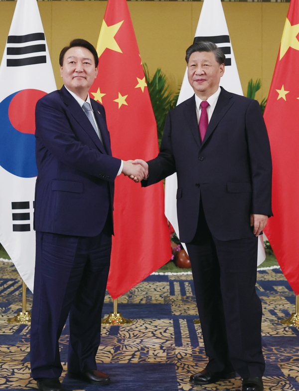 인도네시아 G20 정상회담에서 만난 윤석열 대통령과 시진핑 중국 주석 / 연합
