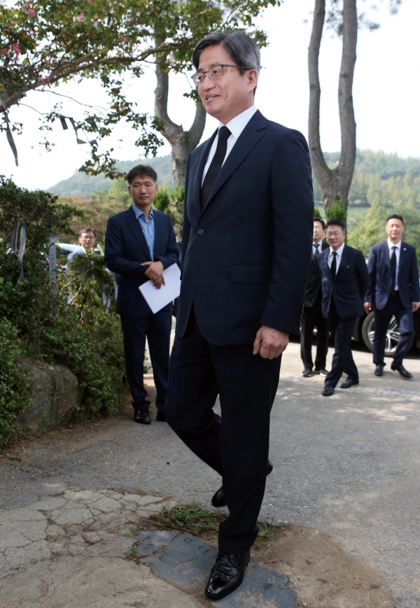 김명수 대법원장이 2019년 9월 16일 광주 망월동 묘역을 방문하면서 전두환 전 대통령의 비석을 밟고지나가고 있다. / 연합
