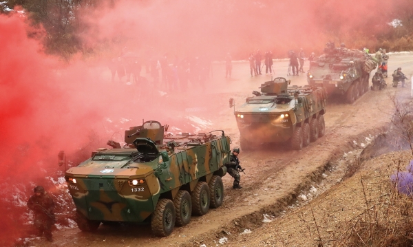 한국군 K808 차륜장갑차를 선두로 한국 아미타이거와 미군 스트라이커 여단이 작전지로 투입되고 있다.